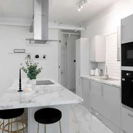 Luxury, Open Plan Apartment *